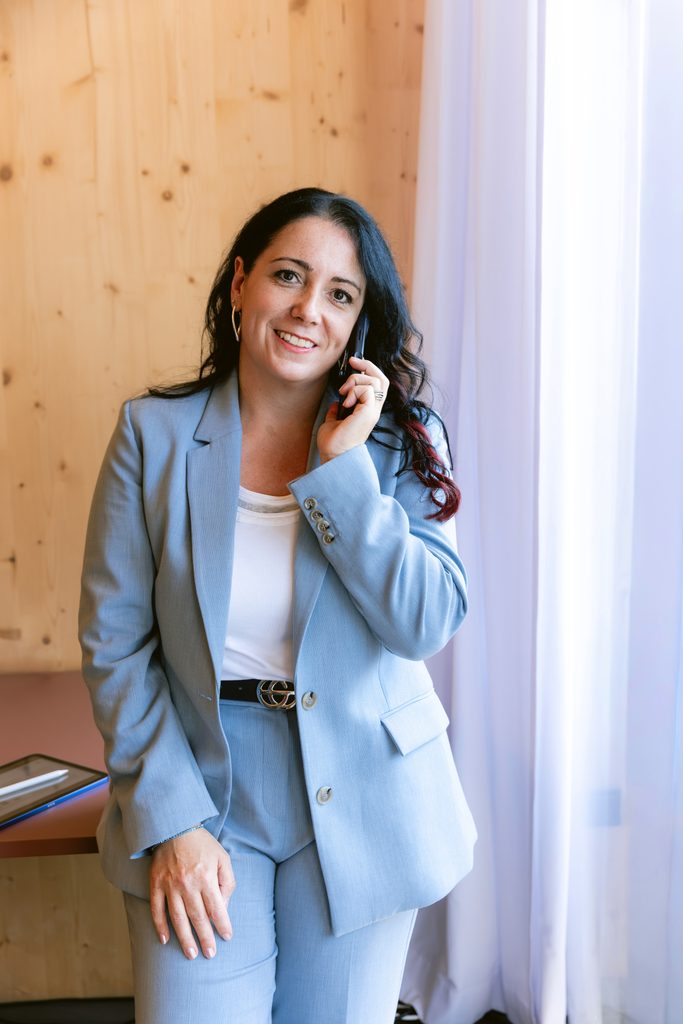 Daniela Praxmarer im Beratungsgespräch am Handy