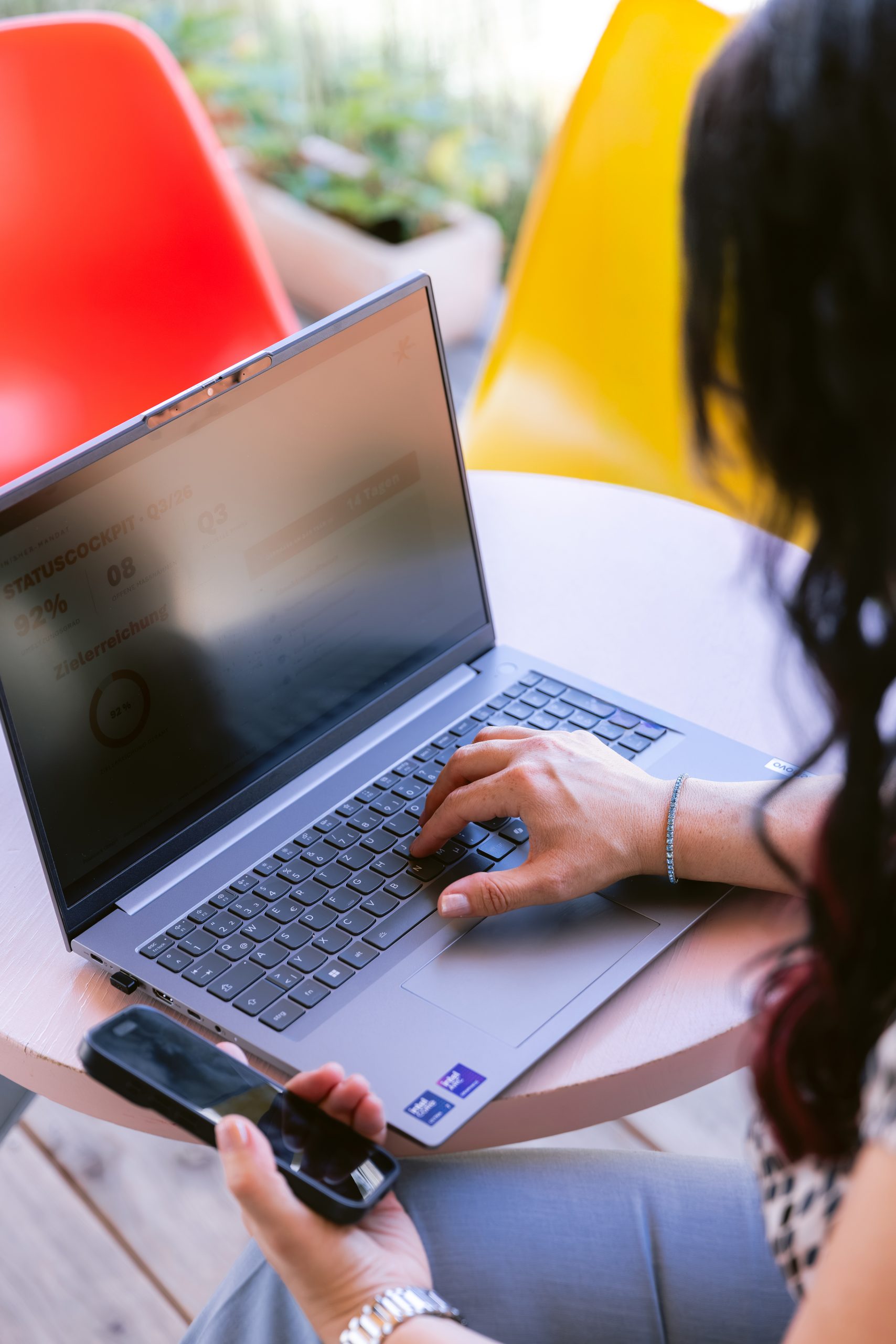 Daniela Praxmarer arbeitet am Notebook