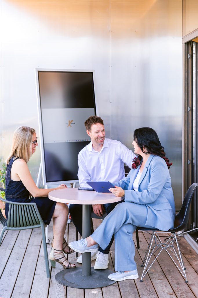 Besprechung mit drei Personen